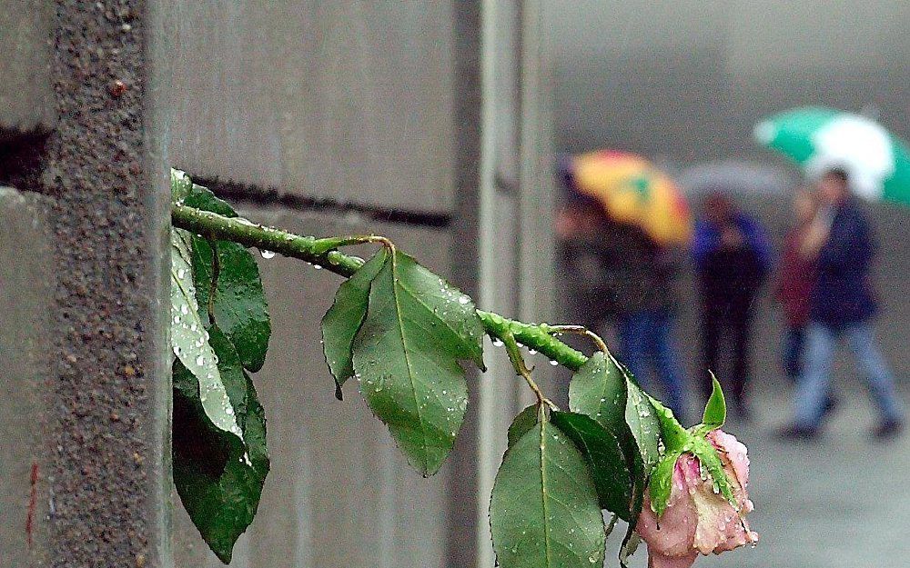 Oud-bondskanselier Kohl krijgt een stuk van de Berlijnse Muur.  Foto EPA