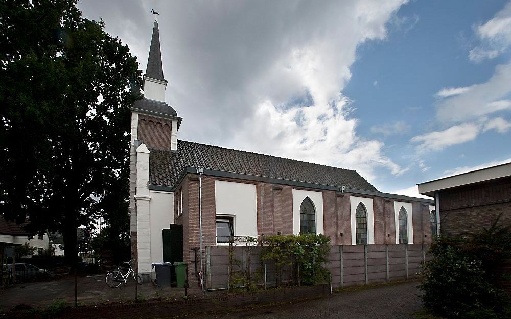 BUSSUM – Het vroegere kerkgebouw van de christelijke gereformeerde kerk in Bussum wordt verbouwd tot woonhuis. Over twee weken betrekken het Bussumse PvdA-raadslid Groten en haar man het karakteristieke pand. Foto RD, Henk Visscher