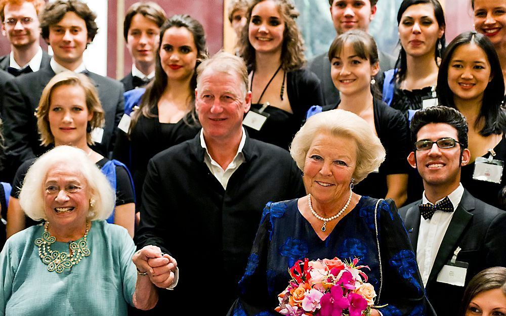 Koningin Beatrix poseert met leden van het European Union Youth Orchestra. Foto ANP.