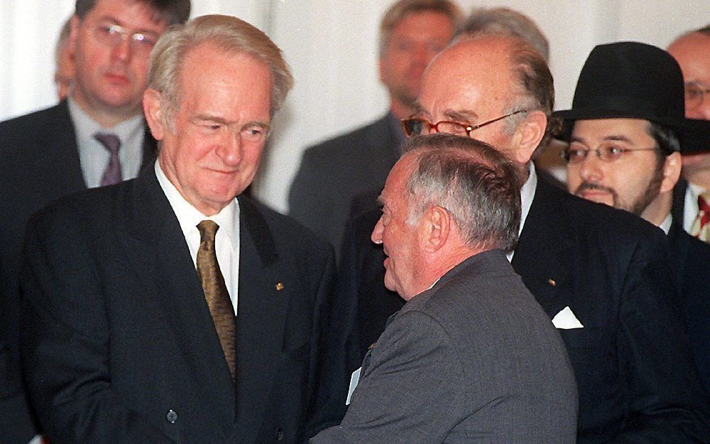 Noach Flug (M) en de Duitse bondspresident Johannes Rau (L) in 1999. Foto EPA