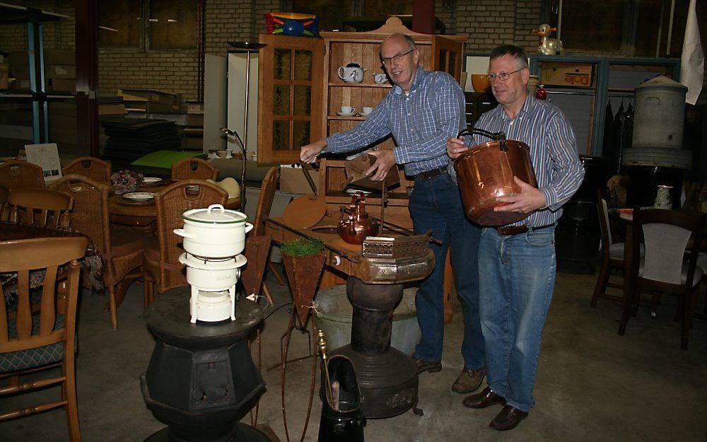 BRUCHEM – Kees Haverhals en Hans van den Bogerd verkopen oude spullen om de komst van een hospice in de Bommelerwaard mogelijk te maken. Foto Bonnie Okkema