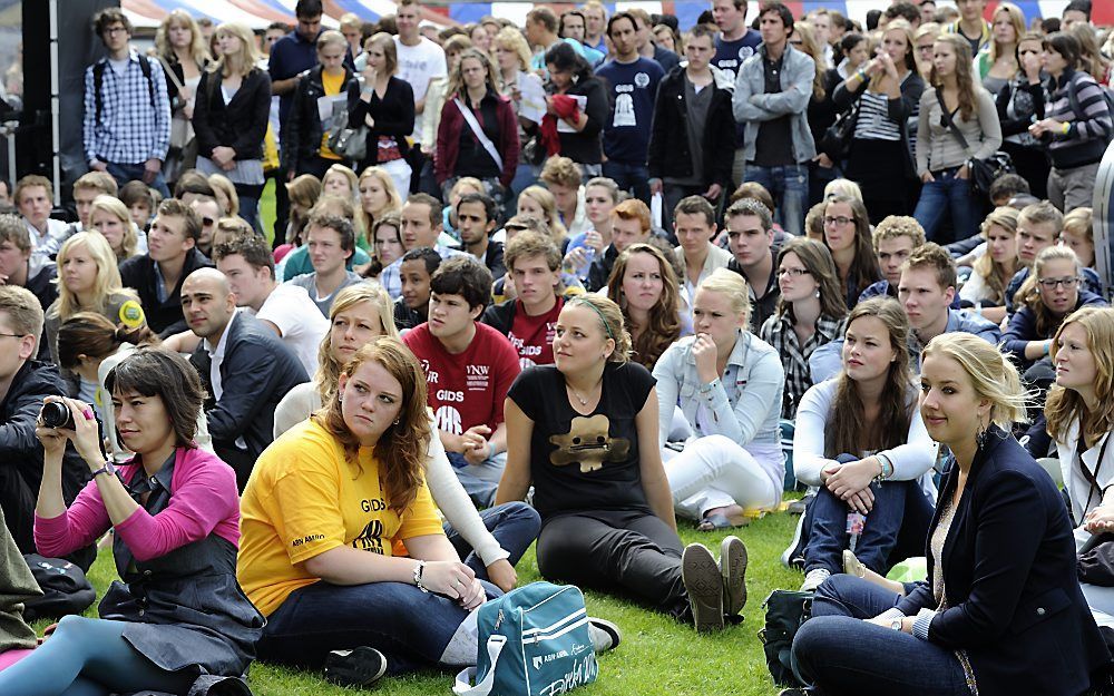 Studenten luisteren naar Jan Peter Balkenende die de aftrap verricht voor de introductieweek, de Eurekaweek, voor eerstejaars in Rotterdam.  Foto ANP