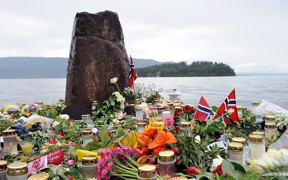 Bloemen bij Utoya. Foto EPA