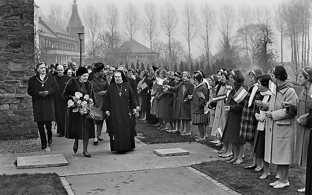 In 1963 brengt Koningin Juliana een bezoek aan Sint Anna.  Foto ANP