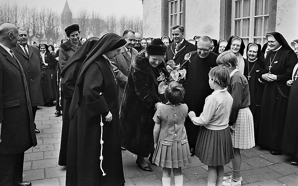 Koningin Juliana bracht op 11 december 1963 een bezoek aan meisjesinternaat Sint Anna in Heel. In Sint Anna zouden van 1952 tot 1954 veertig meisjes zijn overleden. Het openbaar ministerie stelt geen onderzoek in naar de sterfgevallen bij de meisjes. Arch