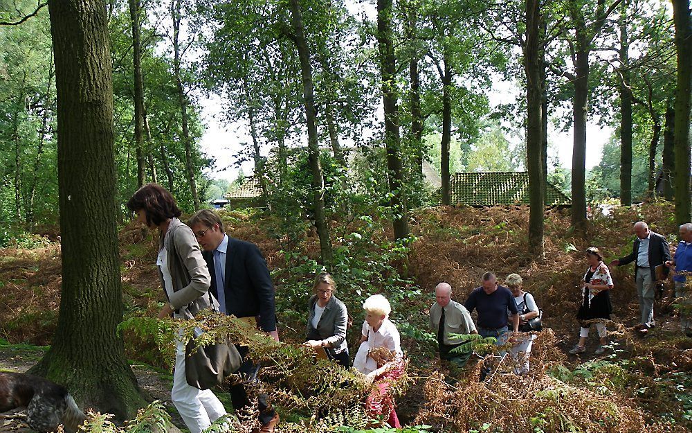 Excursiebezoekers liepen gisteren door de voormalige slotgracht tegen de aarden wal van de middeleeuwse burcht bij de Nijkerkse buurtschap Appel op. De Rijksdienst voor het Cultureel Erfgoed adviseert de voormalige burcht tot rijkserfgoed te verklaren. Fo