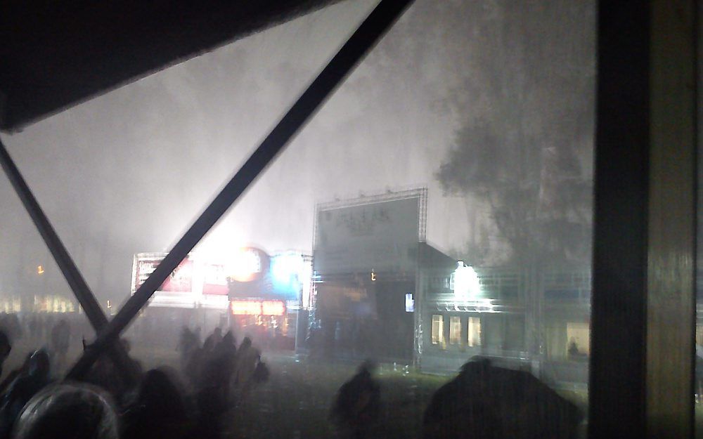 Bezoekers van Pukkelpop rennen weg vanonder een instortende tent. Foto EPA