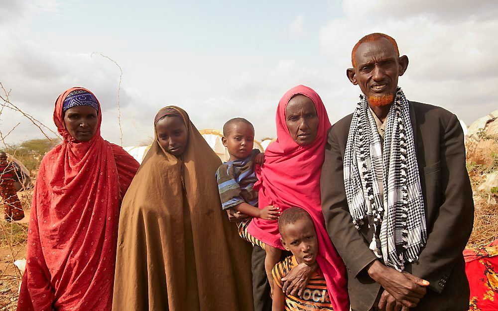 De 55-jarige Ebrahim Abdi Ali verloor al zijn vijftig koeien aan de droogte. Hij heeft alleen zijn ezel nog. Foto Jaco Klamer