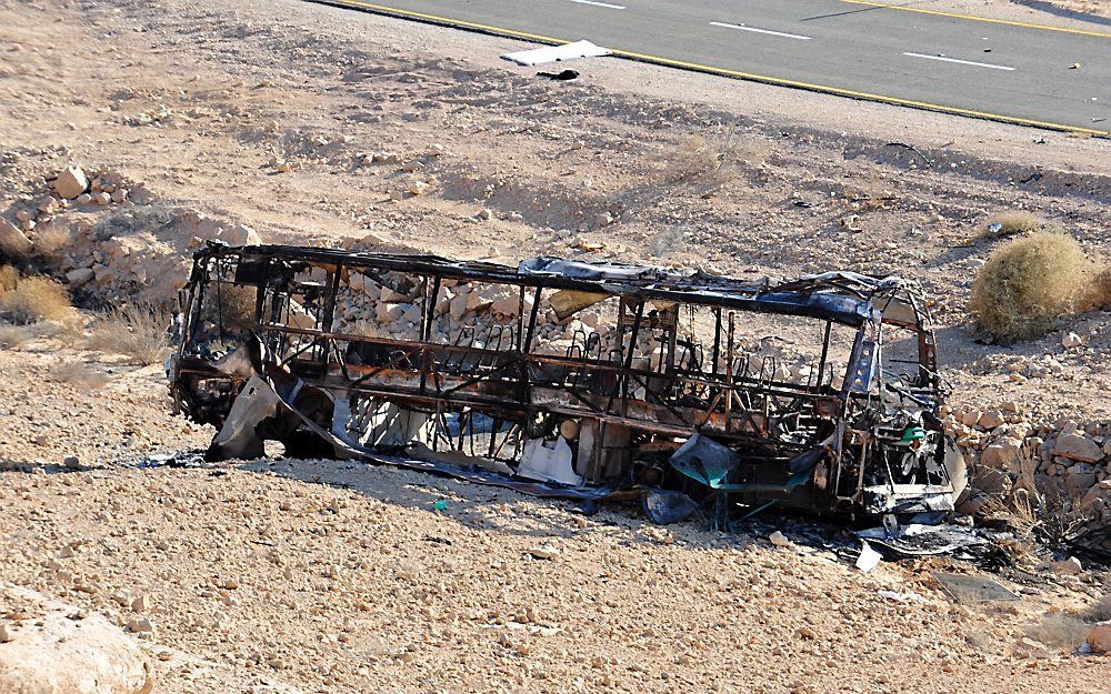 Doelwit van de reeks aanslagen in Israël, donderdag, was onder meer een passagiersbus. Op een snelweg zo’n 15 kilometer ten noorden van de badplaats Eilat vielen gewapende mannen de bus aan. Foto EPA