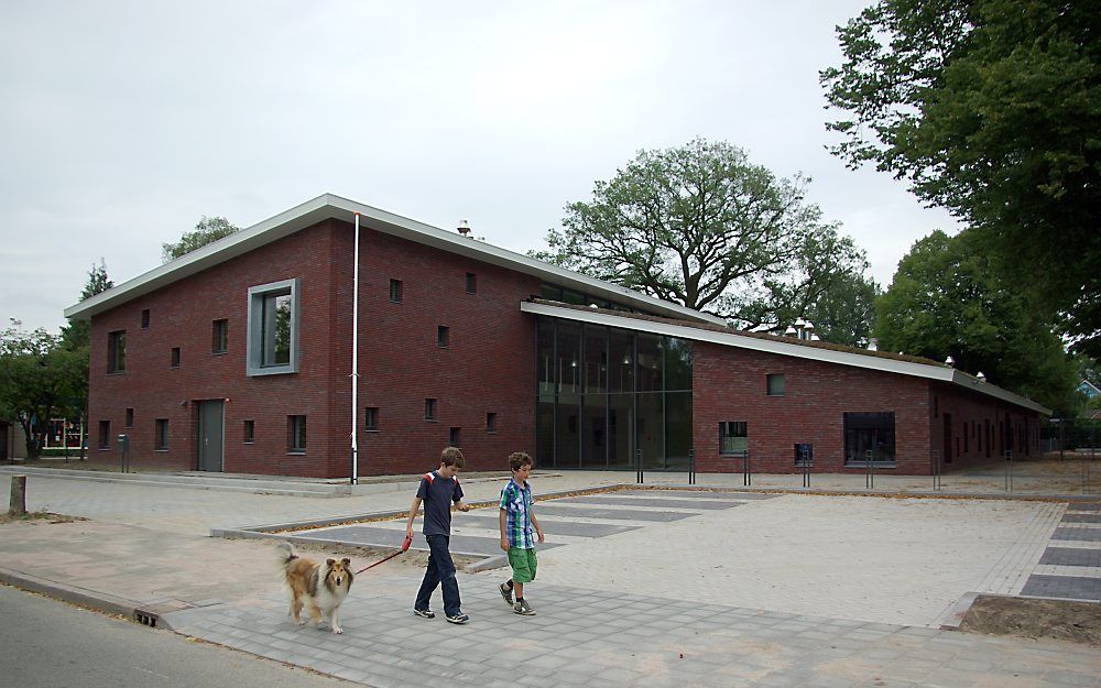 Het nieuwe gebouw van de hervormde Veldhuizerschool in Ede is het zuinigste schoolpand van Nederland. Gasleidingen zijn niet meer nodig: Op winterochtenden worden de elf klassen verwarmd met zomerwarmte uit de grond, waarna leerlingen de klas zelf op temp