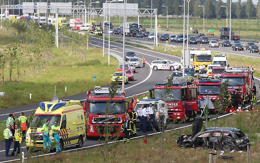 DEIL - Op de A2 bij knooppunt Deil heeft een automobilist in de zwarte auto vrijdag een ongeluk veroorzaakt waarbij twee mensen omkwamen. Dat gebeurde na een achtervolging door de politie. Foto ANP