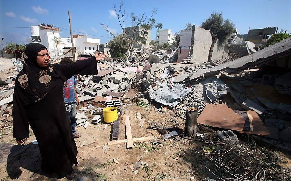 Een Palestijnse vrouw bekijkt de verwoestingen die een aanval van Israël op haar woonplaats Alsodania, in het noorden van de Gazastrook, heeft aangericht. Foto EPA