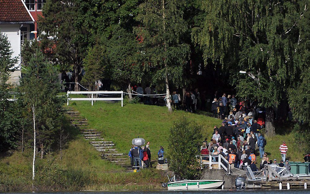 Overlevenden van het bloedbad bezoeken zaterdag Utoya. Foto EPA