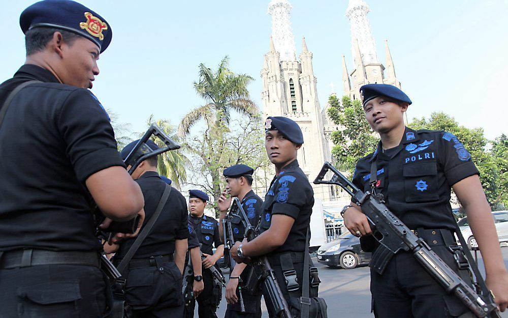 JAKARTA - Geweld om religie neemt toe in Indonesië. Politieagenten houden de wacht bij een kathedraal in Jakarta afgelopen voorjaar. Foto EPA