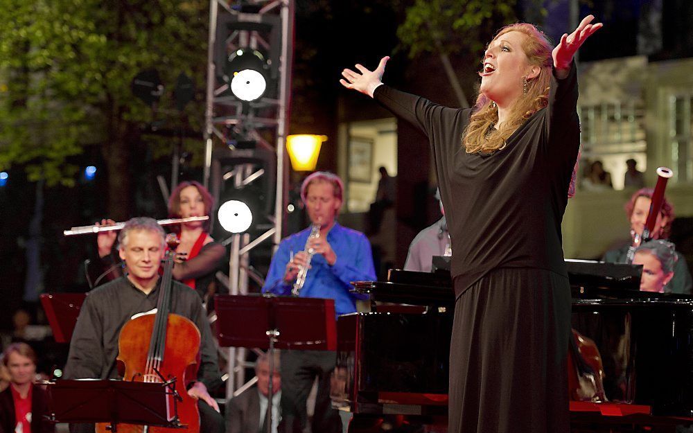 Sopraan Eva-Maria Westbroek zingt het slotnummer ”Aan de Amsterdamse grachten" zaterdag tijdens het Prinsengrachtconcert. Links cellist Pieter Wispelwey. Foto ANP