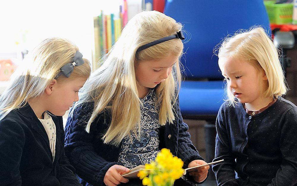 Ook de prinsesjes Alexia, Amalia en Ariane zijn weer gestart op de Bloemcampschool in Wassenaar. Foto ANP