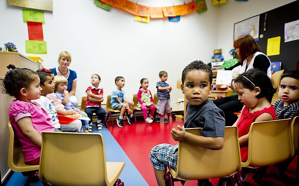 Twee- en driejarige kinderen begonnen maandagmorgen op de dr. J. Woltjerschool in Rotterdam aan hun schooljaar in de nulgroep. De groep is speciaal bedoeld om kinderen spelenderwijs taal en rekenen te leren. Foto ANP