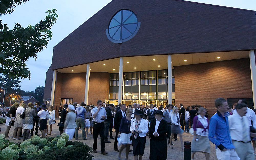 BARNEVELD – In het kerkgebouw van de gereformeerde gemeente in Nederland in Barneveld had maandagavond een van de jaaropeningen van het Hoornbeeck College plaats. De overige bijeenkomsten waren in Apeldoorn, Amersfoort en Rotterdam. De samenkomsten in Kam