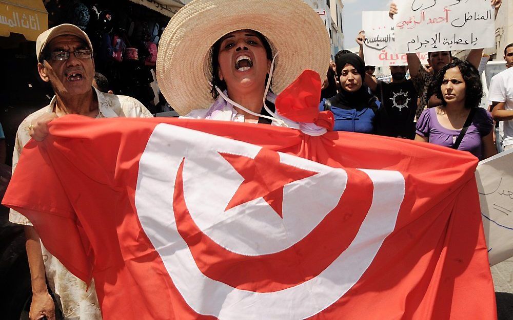 TUNIS – Het uitblijven van snelle hervormingen stelt veel Tunesiërs teleur. Regelmatig zijn er demonstraties om de nieuwe regering tot spoed te manen. De politie treedt daar meestal tegen op. Foto EPA