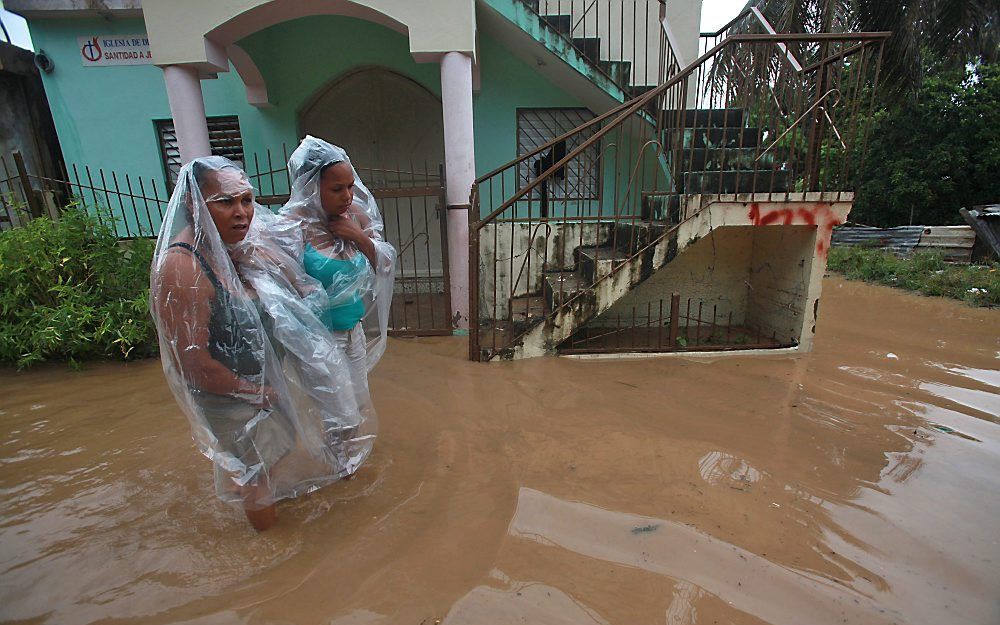 Een ondergelopen straat in San Cristobal. Foto EPA