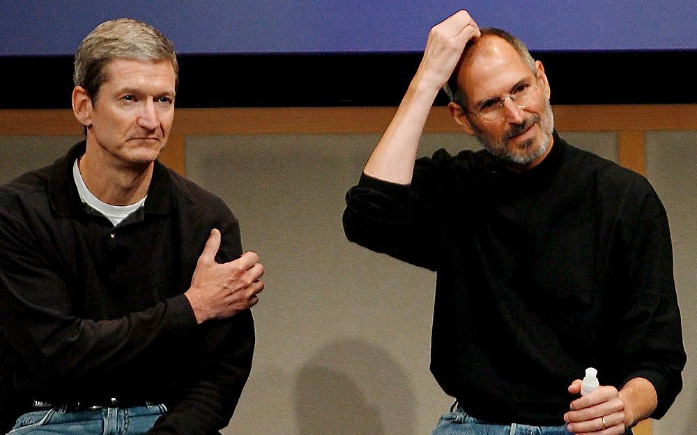 Tim Cook (l.) en Steve Jobs (r.). Foto EPA