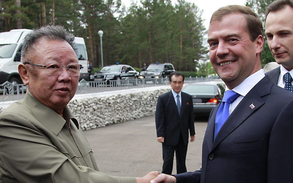 De Russische president Dmitri Medvedev (r.) verwelkomde zaterdag de Noord-Koreaanse leider Kim Jong Il bij het begin van hun topontmoeting in het verre oosten van Siberië. Foto EPA