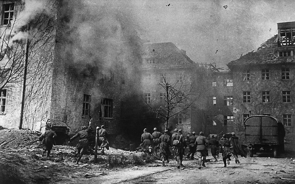 April 1945 nemen Russische troepen bezit van de Oost-Pruisische hoofdstad Königsberg. Foto ANP