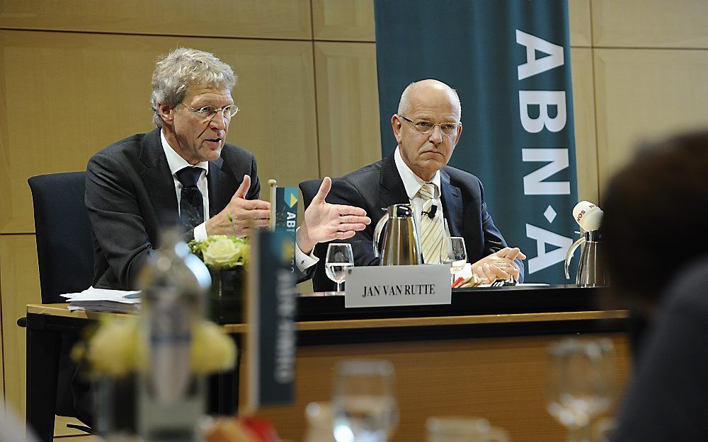 Bestuursvoorzitter Gerrit Zalm (R) en CFO Jan van Rutte van ABN AMRO geven vrijdag toelichting op de halfjaarcijfers van de bank in Amsterdam. Foto ANP