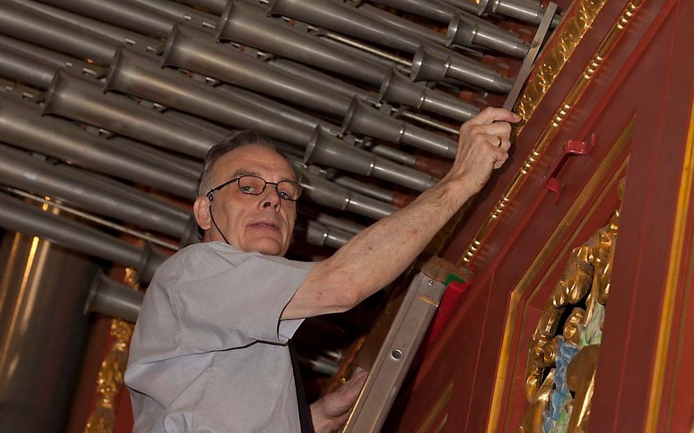 Johan Poldervaart stemt de pijpen van het chamadewerk van het grote orgel in de Rotterdamse Laurenskerk. Foto RD, André Dorst