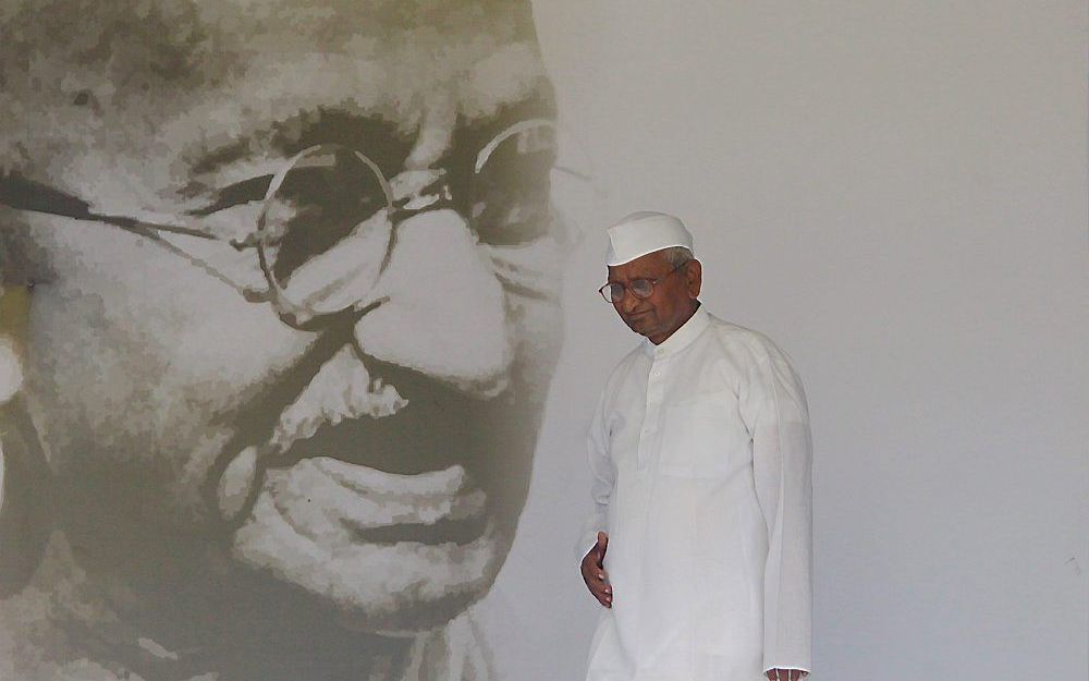 Hazare heeft ermee ingestemd zijn hongerstaking tegen omkopingspraktijken te beëindigen.  Foto EPA