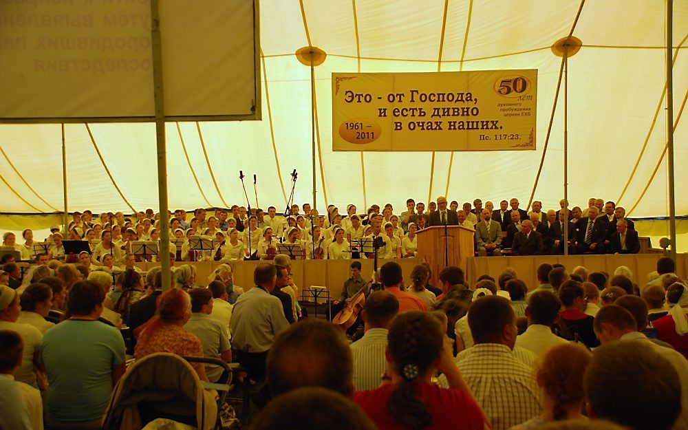 In een grote tent vieren baptisten hun 50-jarig bestaan. Foto RD