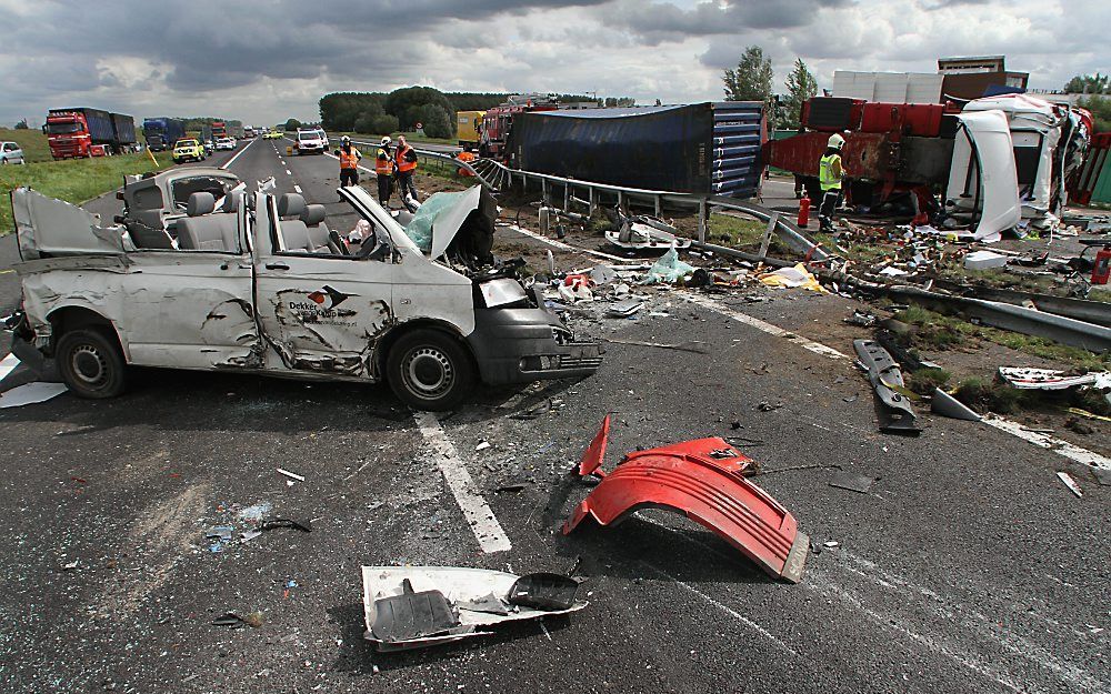 Bij een ongeval op de A15 ter hoogte van de afslag Dodewaard zijn maandag twee mensen om het leven gekomen. Foto ANP