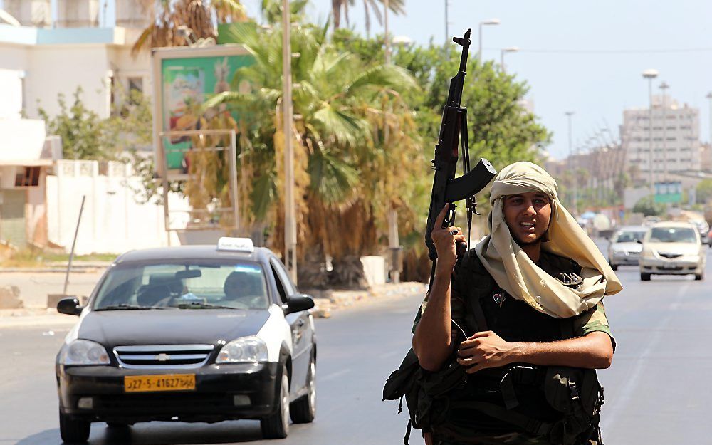 Rebel houdt maandag een oogje in het zeil in Tripoli. Foto EPA