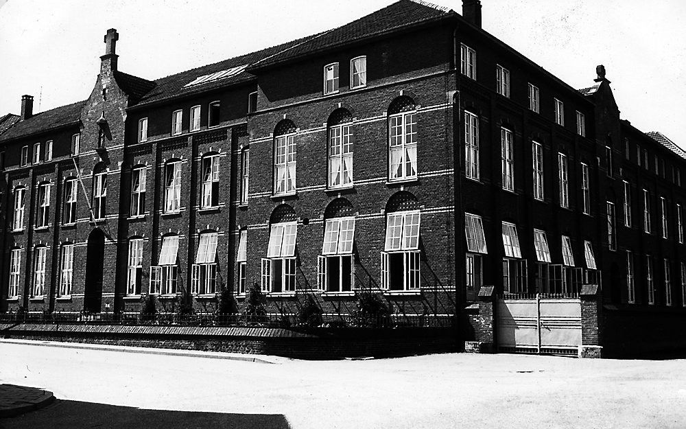 Historische foto van het exterieur van het Sint-Joseph klooster in het Limburgse Heel.  Foto ANP