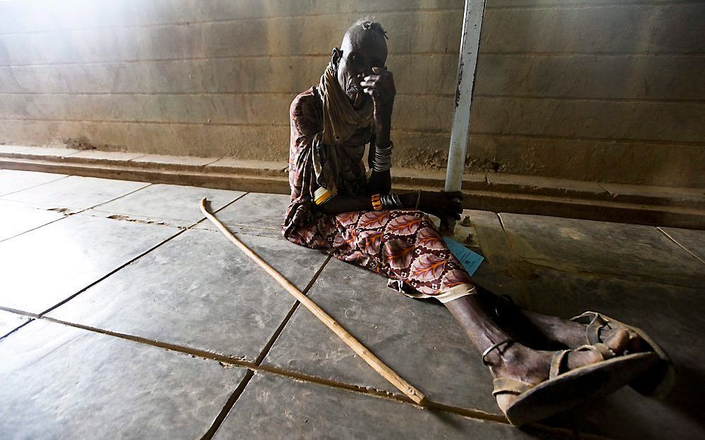 Ernstig ondervoede vrouw wacht in Kenia op hulp. Foto EPA