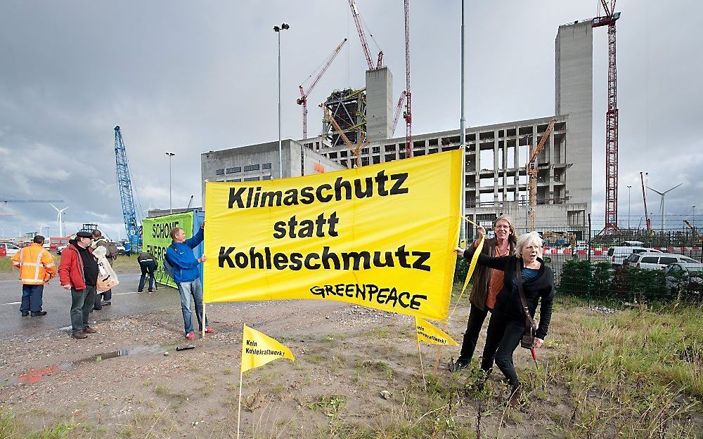 De politie heeft Greenpeace tot drie uur de tijd gegeven om de demonstratie te stoppen.  Foto ANP