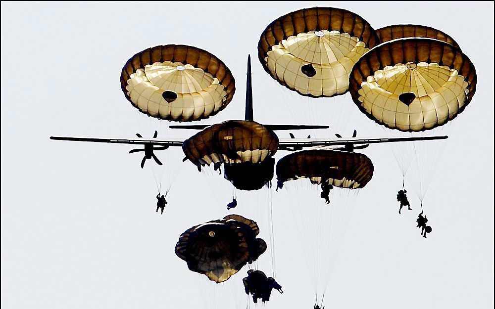 Bij de herdenking van operatie Market Garden in 2008, landden tweehonderd parachutes. Foto ANP