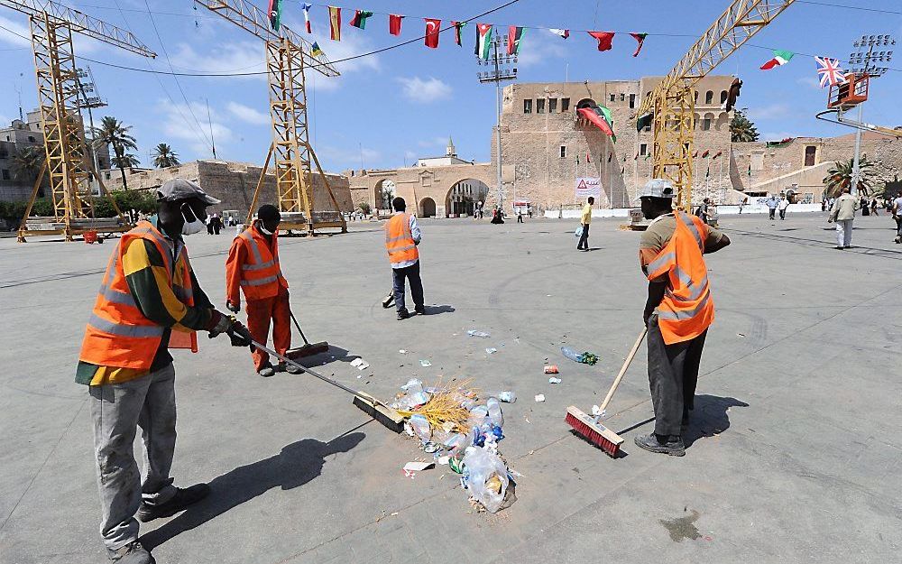 Het Groene Plein in Tripoli wordt schoongeveegd. Foto EPA