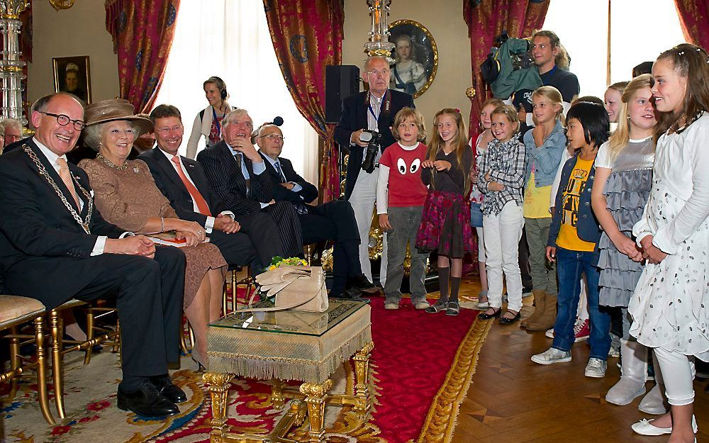 Koningin Beatrix ontmoette woensdag Apeldoornse kinderen in Paleis Het Loo ter gelegenheid van de viering van het 130-jarig bestaan van de Stichting Oranjefeesten Apeldoorn.	Foto ANP