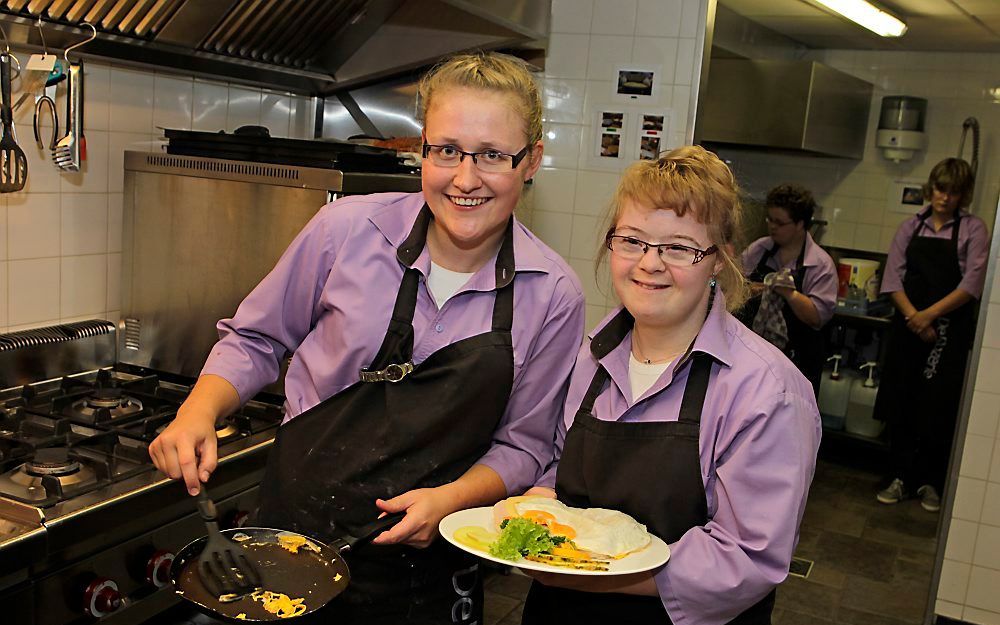 Marinda Budding (l.) maakt samen met een collega een uitsmijter klaar in de keuken van lunchroom De Rozerie in Barneveld. Foto RD, Anton Dommerholt