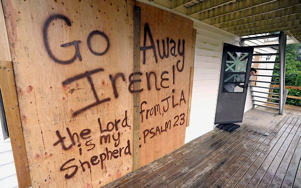 Inwoner van Connecticut gaat niet weg voor Irene omdat hij vertrouwt op de woorden van psalm 23.  Foto EPA