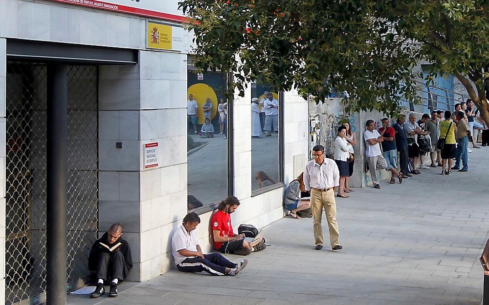 Werkloos geworden Spanjaarden in de rij bij het arbeidsbureau in Madrid. Foto EPA