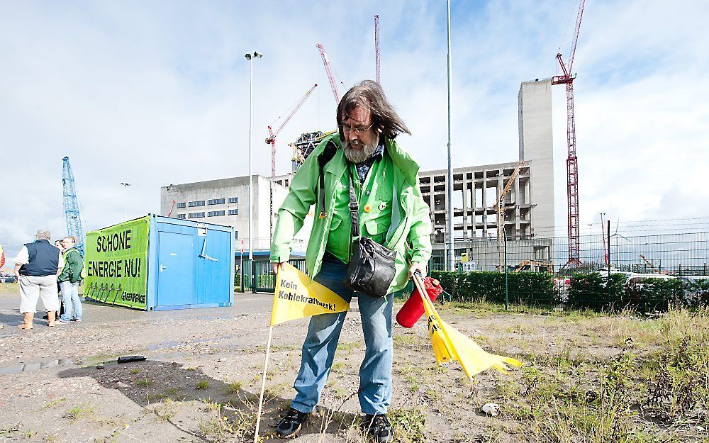 Een actievoerder demonstreert dinsdag voor de poorten van de kolencentrale van RWE/Essent in Eemshaven. Foto ANP