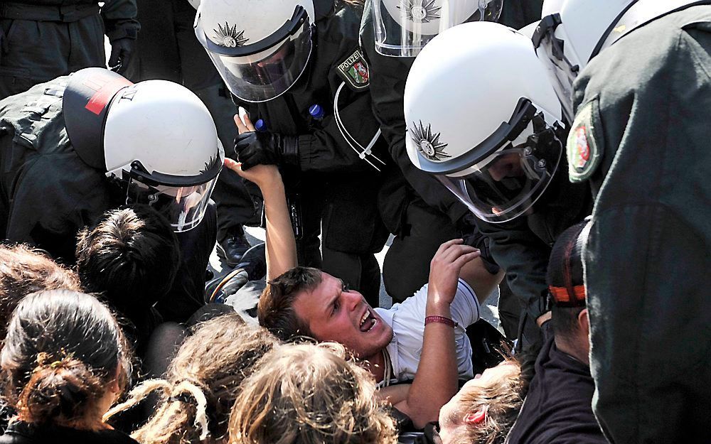 In Dortmund zijn zaterdag rellen uitgebroken tussen links en rechts.  Foto EPA