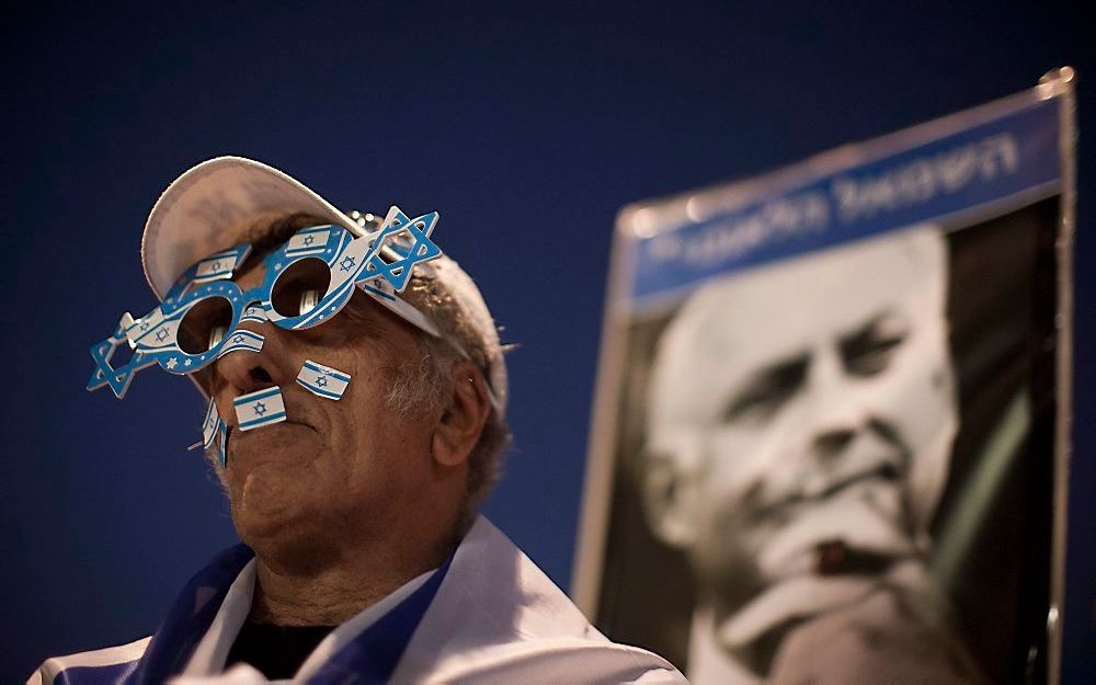 TEL AVIV – In Israël demonstreerden zaterdagavonden honderdduizenden mensen voor sociale hervormingen in het land. Foto: een van de betogers in Tel Aviv. Foto EPA