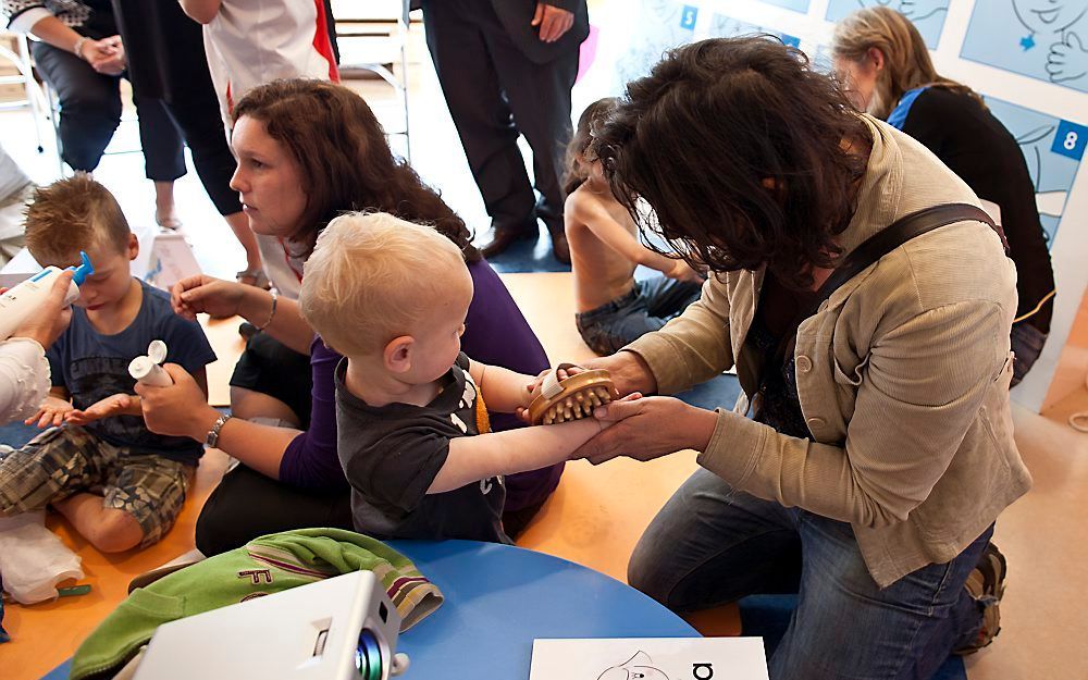 Dagelijks smeren met een basiscrème kan eczeem verminderen. Tijdens de Eczeemschool in het Rotterdamse KinderHaven kunnen kinderen verschillende producten uitproberen. Foto Havenziekenhuis, Levien Willemse