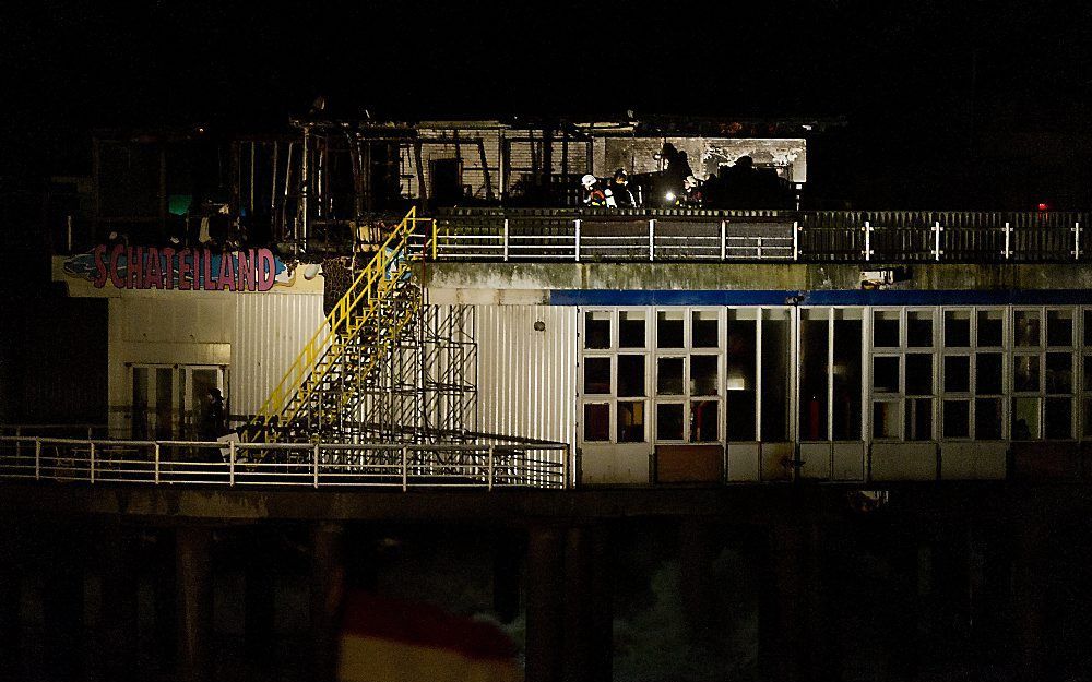 De brandweer heeft het sein brand meester gegeven voor de brand op de pier van Scheveningen. Foto ANP