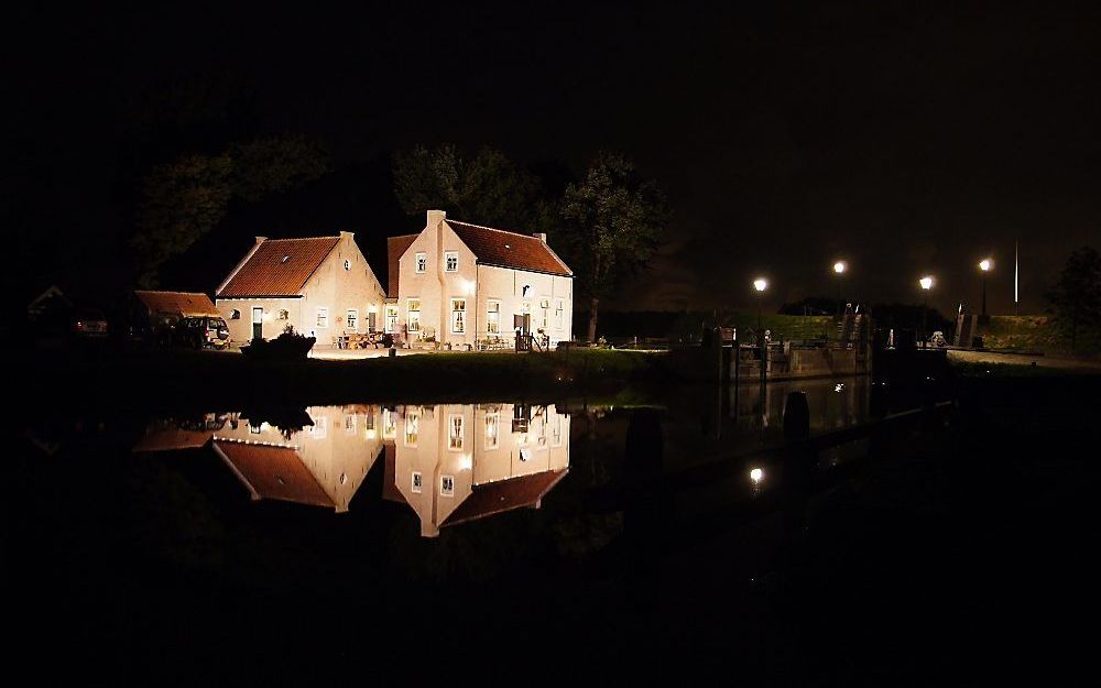 Boerderij het Sas in Dirksland vier jaar geleden tijdens de verlichteboerderijenroute op Goeree-Overflakkee. Commissaris van de Koningin Franssen verbleef daar als jongen vaak, omdat er familie van hem woonde. Daarom hield hij een zwak voor dit „markante 