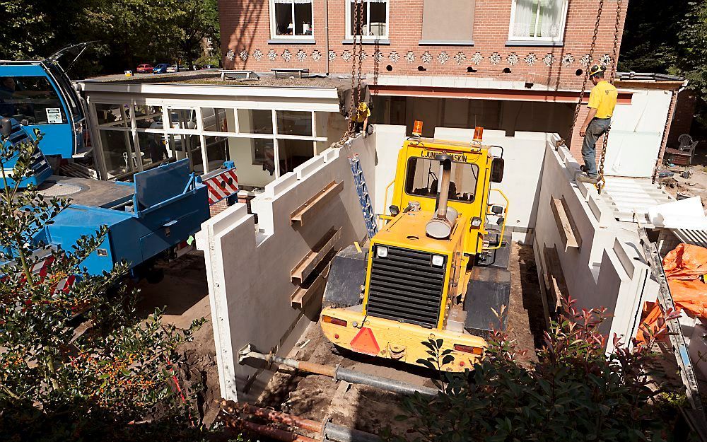 Een shovel en een kraan schoven gisteren een kant-en-klare, 65.000 kilo wegende kelder onder zorgcentrum Huize Marijke in Doorn. 	Foto André Dorst