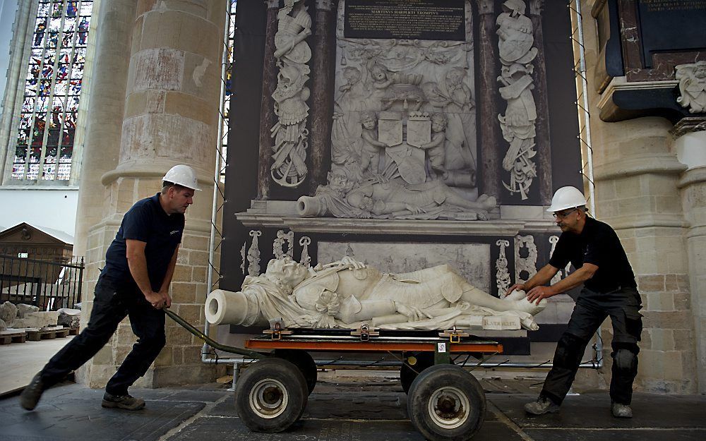 Het grote liggende beeld van Maarten Tromp ligt dinsdag op een kar nadat het van zijn tombe is gehesen in de Oude Kerk in Delft. Foto ANP